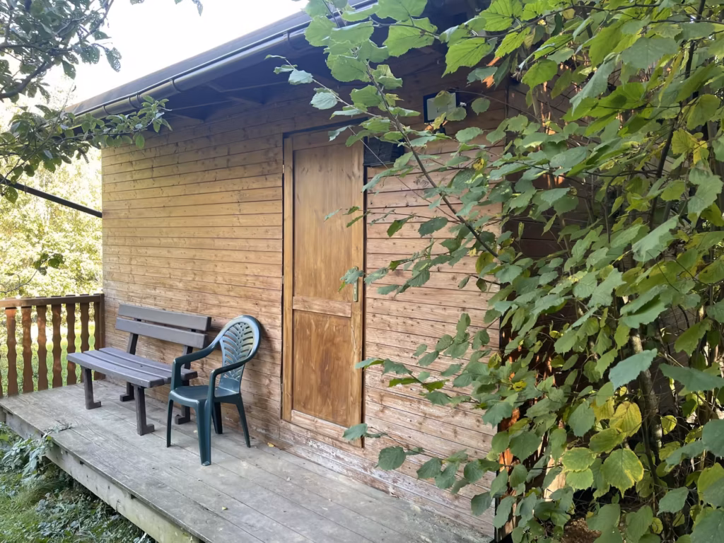 Hütte der Freiheit für das Dunkelretreat im Obstgarten