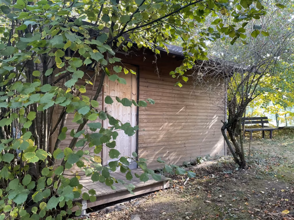 Hütte der Gesundheit für das Dunkelretreat im Obstgarten