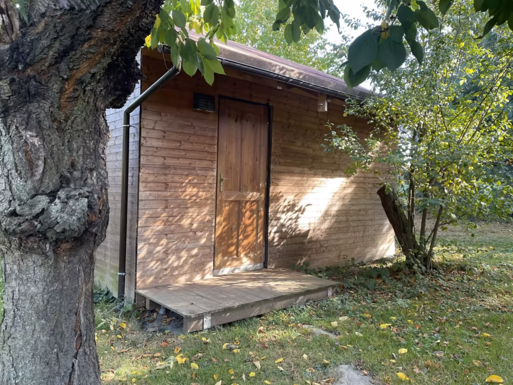 Hütte der Ruhe für das Dunkelretreat im Obstgarten