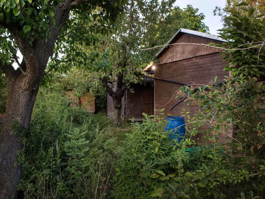 Hütten für das Dunkelretreat im Obstgarten bei Kutná Hora